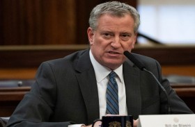 نيويورك تبقي المدارس مغلقة والقرار يثير جدلا 