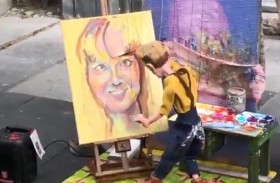 دمية خشبية ترسم لوحات مبهرة في الشارع