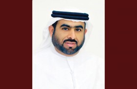 شرطة دبي تُسعد طفلاً أيرلندياً شغوفاً بالسيارات الرياضية