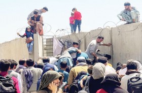 حشود من الأفغان في مطار كابل تحول دون إقلاع طائرات الإجلاء