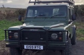 يحولان سيارة لاندروفر إلى منزل مدهش