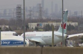 مسافر يُلقي بنفسه من الطائرة