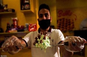 كورونا آيس كريم في محل حلويات 