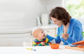 دراسة: إطعام الرضع بالملعقة يمكن أن يكون سيئًا لنموهم!