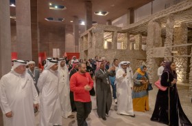 وفد إعلامي يطلع على الحراك الثقافي في «ليالي المحرق» ومسيرة الإنجازات بجناح مجلس التعاون