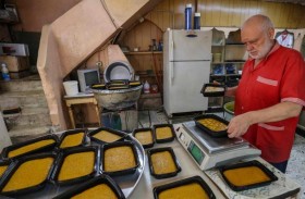 عائلة لبنانية تحافظ على حلوى المفتّقة التراثية 