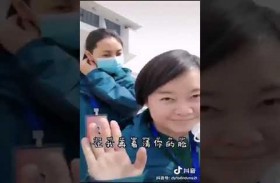 أطباء يخلعون كماماتهم بعد الانتصار على كورونا 