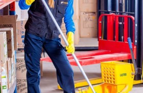 عامل نظافة يوثق عمله بفخر