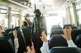 شرطة أبوظبي تشارك الطلبة رحلتهم من منازلهم إلى المدارس