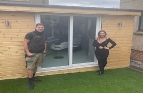 يحوّل حديقة المنزل إلى صالون حلاقة لزوجته 