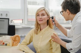 التدخل المبكر لعلاج ضعف السمع قد يحد من خطر الإصابة بالخرف