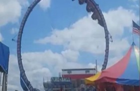 أطفال يعلقون في لعبة أفعوانية