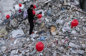  بالونات حمر تكريماً للأطفال ضحايا الزلزال 