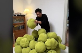 يصنع أغرب أثاث يمكنك رؤيته