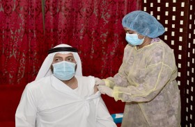 رئيس الشؤون الإسلامية والمسؤولون فيها يتلقون لقاح كوفيد - 19