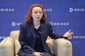 «قمة بريدج» تشهد عرض روبوتين أحدهما يقدم القهوة للزوار والآخر يؤدي عروضاً موسيقية