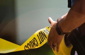 طفلان يشتبكان مع الشرطة بكالاشنيكوف