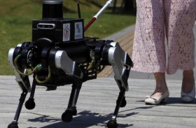 الكلب الدليل.. روبوت لضعاف البصر 