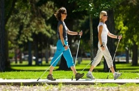 المشي بالعصي يحمي المفاصل