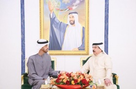 رئيس الدولة يلتقي ملك البحرين ويبحثان العلاقات الأخوية و المستجدات على الساحتين الإقليمية و الدولية