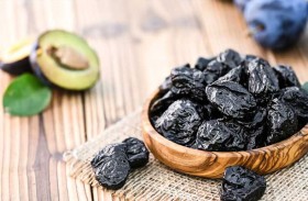 الخوخ المجفف قد يحمل سر تقوية عظام النساء بعد انقطاع الطمث