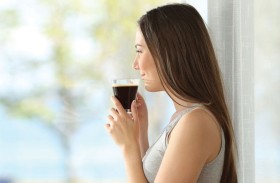 كيف يؤثر الكافيين والكحول على النوم؟