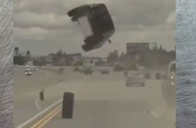 حادث أغرب من الخيال.. السيارة حلقت عاليا 