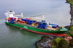 سفينة تقتحم حديقة رجل .. من دون أن توقظه من نومه