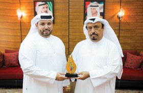   ضاحي خلفان يكرم إدارة فندق فيرزاتشي دبي