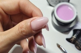 استعمال أظافر الجل جميل.. ولكن يحمل مخاطر