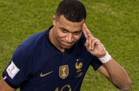 مبابي يحتل الضوء والشاشات في قطر