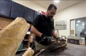 يجمع الخشب المهمل ويحوله إلى قطع أثاث