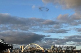 حلقة سوداء في سماء مدينة أميركية تثير الدهشة