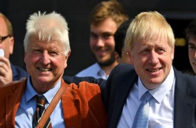 والد جونسون يسعى للحصول على الجنسية الفرنسية 