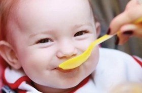 بصق الرضيع للطعام.. احذر من عدم ازدياد وزن الطفل