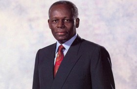 مواطنو أنجولا يتجمعون في جنازة الزعيم السابق سانتوس 