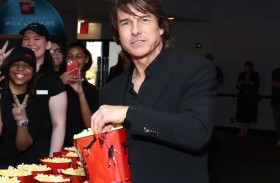 توم كروز يشعل السوشيال ميديا.. بتناوله الفشار 