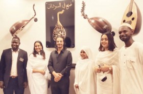 في بيته بالخرطوم.. العود يتألق عزفا وصناعة