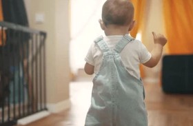 رضيع يتسلل للنافذة ويسقط من الطابق الرابع!