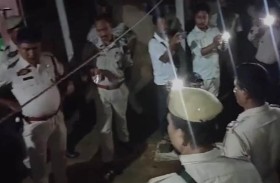 يربطان والدتهما بشجرة ويقتلانها حرقاً