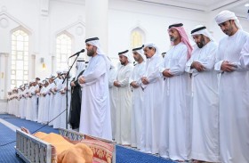حاكم عجمان وولي عهده يؤديان صلاة الجنازة على جثمان عبدالله سلطان بن غليطة الغفلي