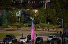 سيرك أمام جمهور في السيارات