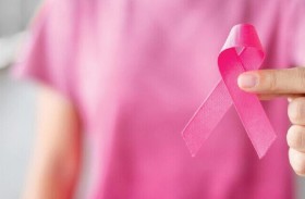 طبيب يوضح سبب الألم في الغدة الثديية