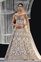 الممثلة الهندية جانفي كابور لدى حضورها عرض أزياء الزفاف الراقية للمصمم جاوراف جوبتا في مومباي. ا ف ب