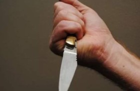 طعن زوجته وحماته ثم فر هاربا