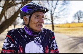 سبعيني يهزم السكري بركوب الدراجات