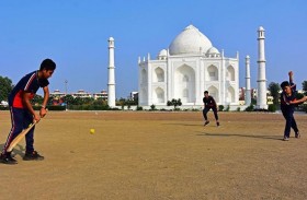 يبني نسخة من تاج محل هدية لزوجته