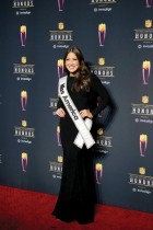 ملكة جمال أمريكا 2021 إيما برويلز تقف على السجادة الحمراء قبل تقديم جوائز NFL Honors في مسرح YouTube. لوس أنجلوس ، كاليفورنيا. ا ف ب