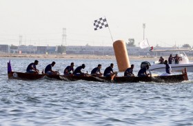 قمة قوارب التجديف 30 قدما تكتسي بلون الذهب 60 و64