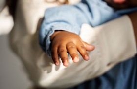 قصص واقعية إنسانية للاحتضان في اجتماعية الشارقة